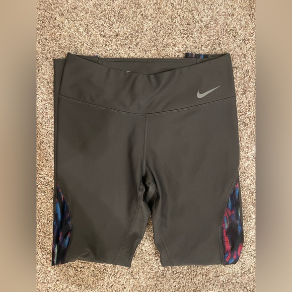 Nike Grey and Patterned Leggings - Size Medium - Picture 3 of 6